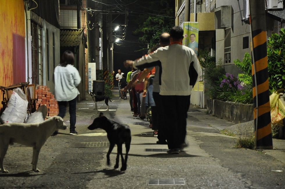 新岑的鄉親們在夜裡認真練習著遶境庄頭的舞蹈動作。（攝影／蔡孟閶）