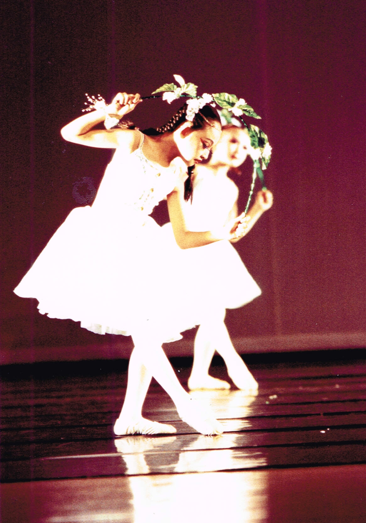 打開舞蹈社老師寄來的照片，林修瑜5歲第一次學舞的記憶像跑馬燈一樣循環播放。（林修瑜提供）