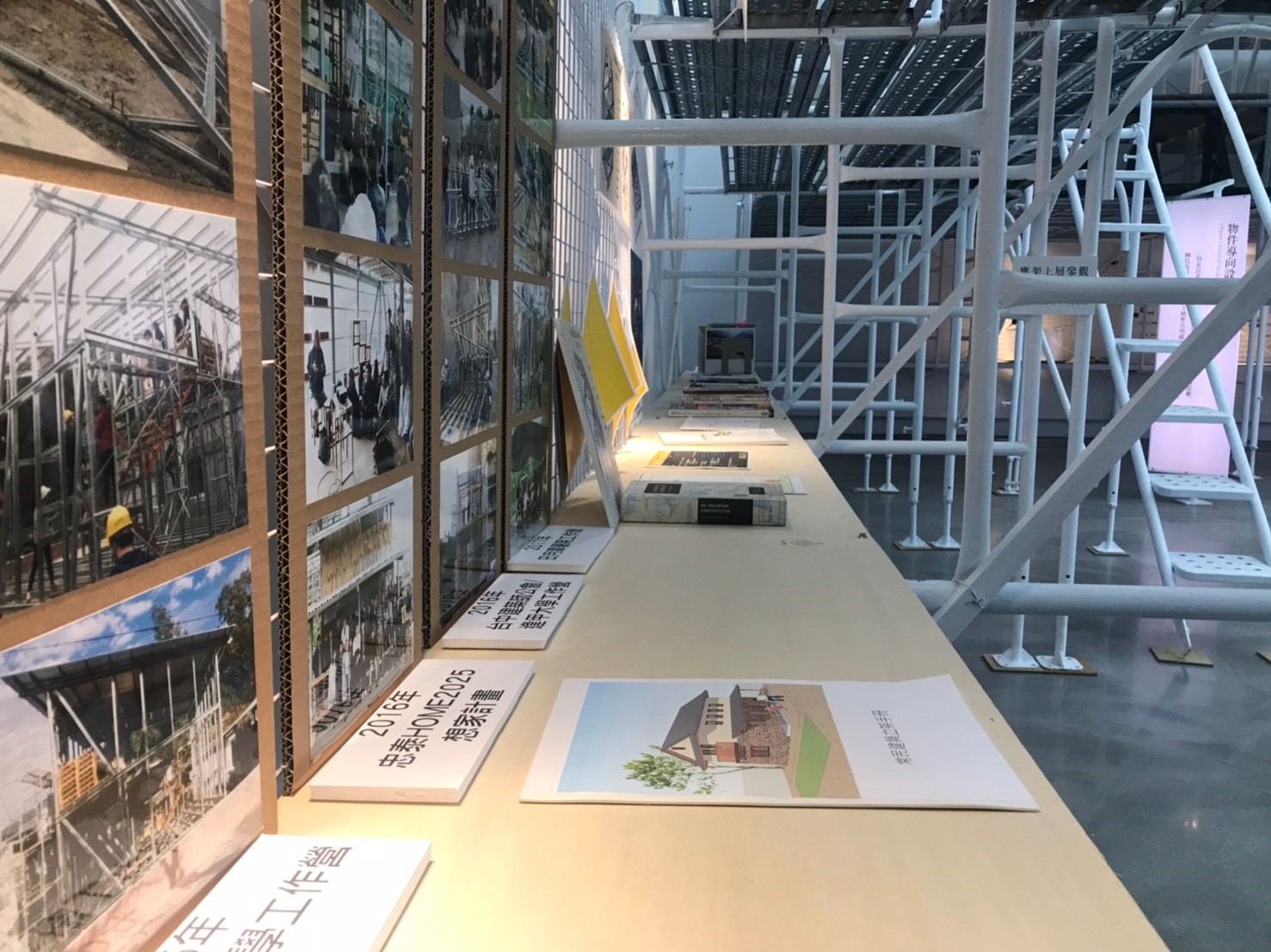 為無為—謝英俊建築實踐展」展覽現場。本區展示謝英俊團隊的建築理念與設計發展脈絡。（高美館提供）