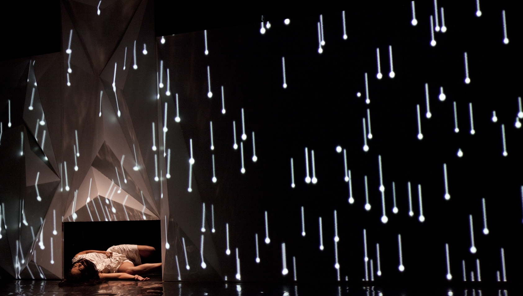 2010第三屆新人新視野陳雪甄作品《廢墟》，作品結構與情節扼要簡單，搭配投影畫面互動形式，肢體表演精準，透露關懷的情感。