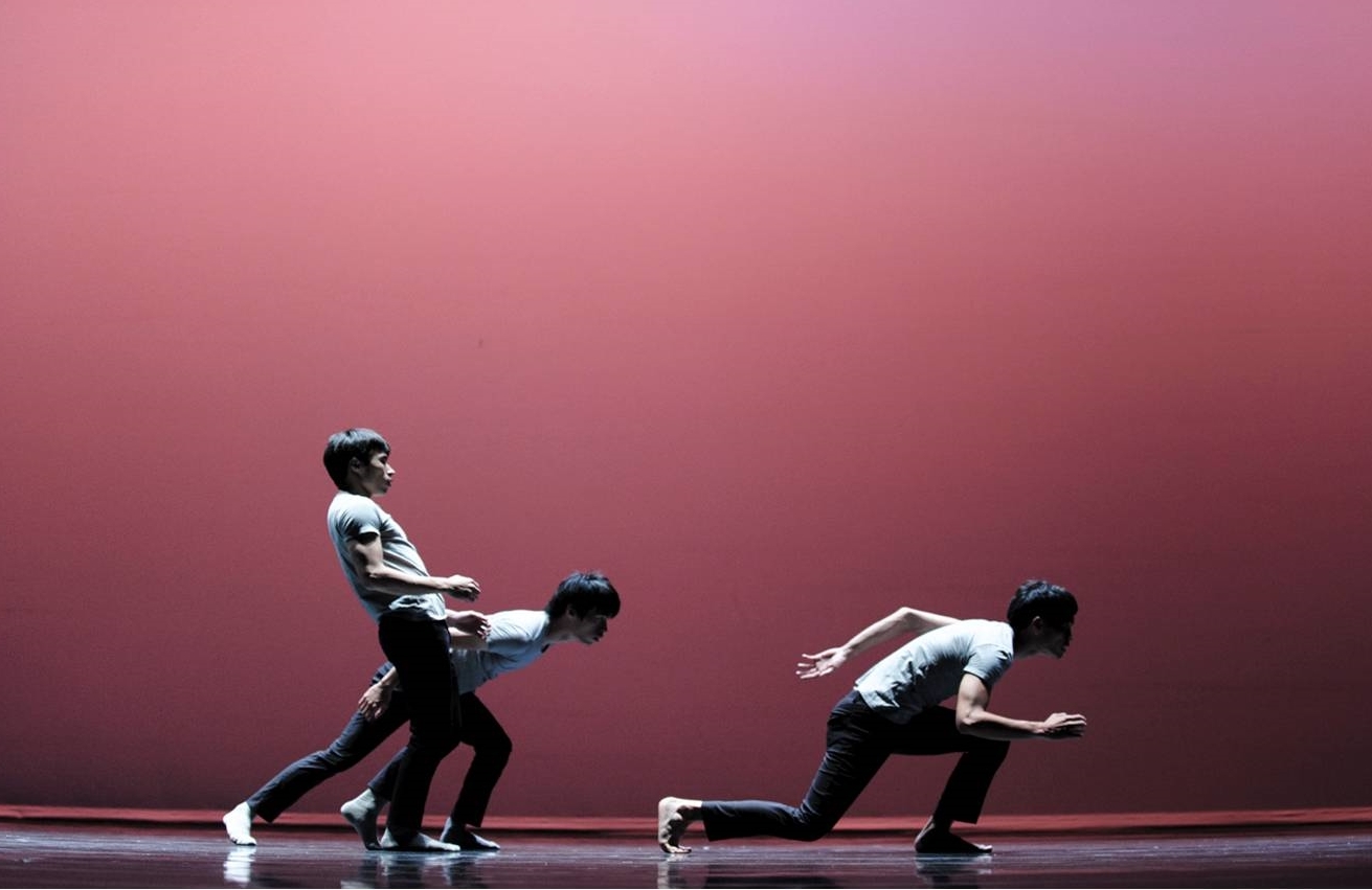 2012第五屆新人新視野張堅豪作品《合體》從個人獨舞《下一個身體》出發，與兩個弟弟以紮實的舞蹈訓練，用兄弟間獨有默契共同創作出這支三人舞。