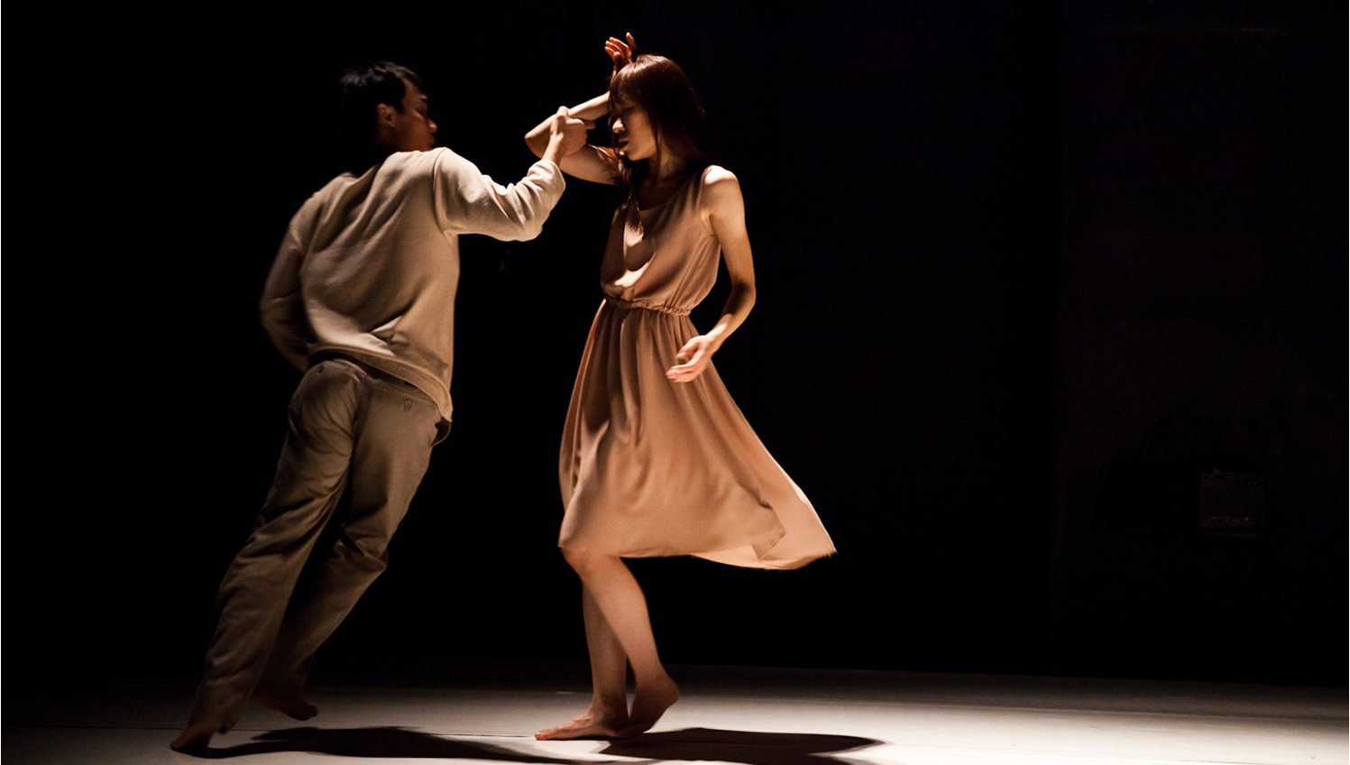 2010第三屆新人新視野林祐如作品《Amarcord》簡潔、細緻的雙人舞，賦予二位舞者角色，具有張力及流暢性，引領觀眾跟著角色的心理狀態流轉變化。