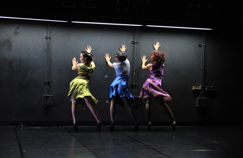 2009第二屆新人新視野謝杰樺作品《安娜琪的夢想》，探討暴力爭奪中不穩定的平衡，並且尋找新的舞蹈身體。（攝影／守晟）