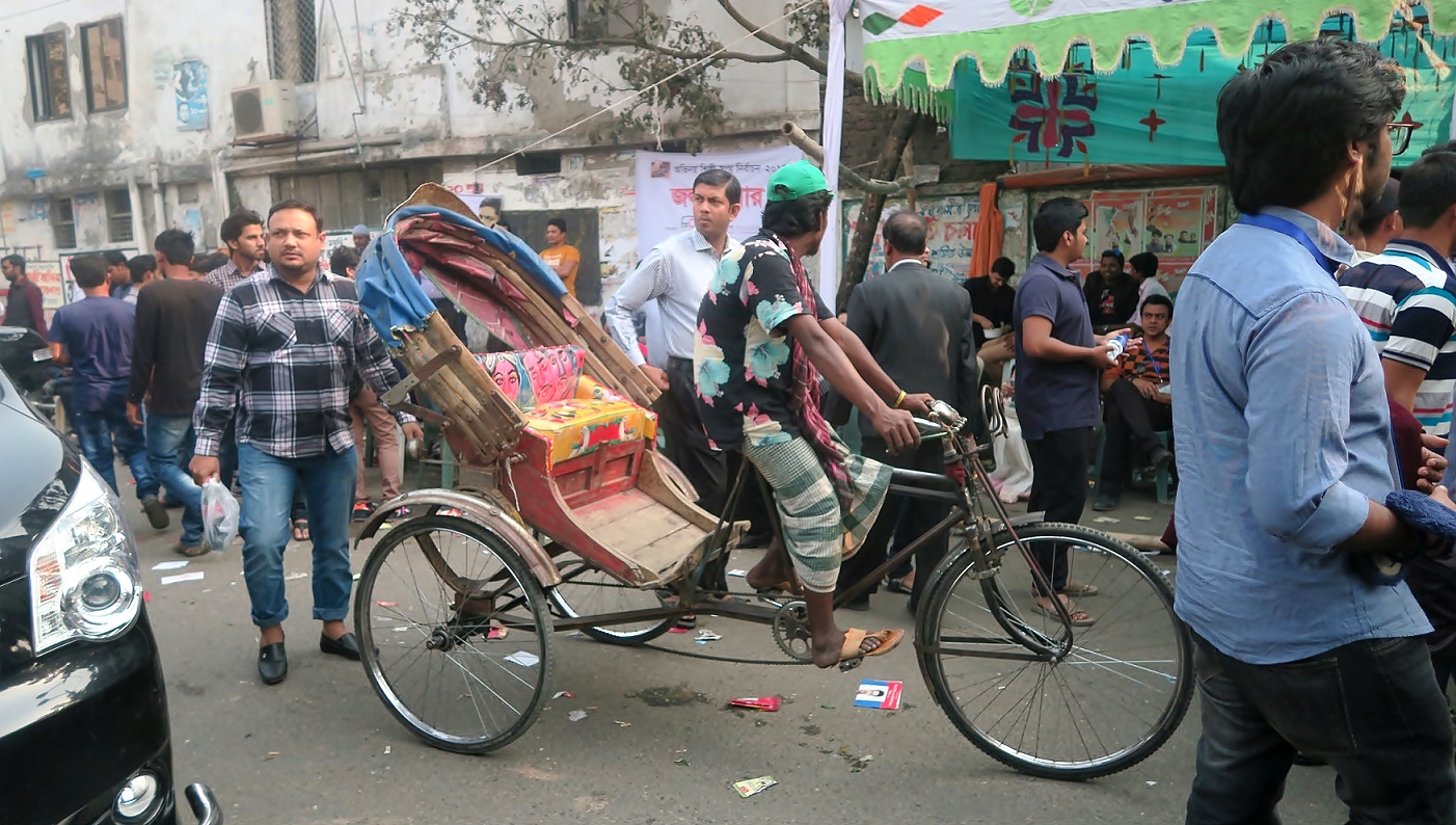 孟加拉達卡市熙熙攘攘的街頭景象。