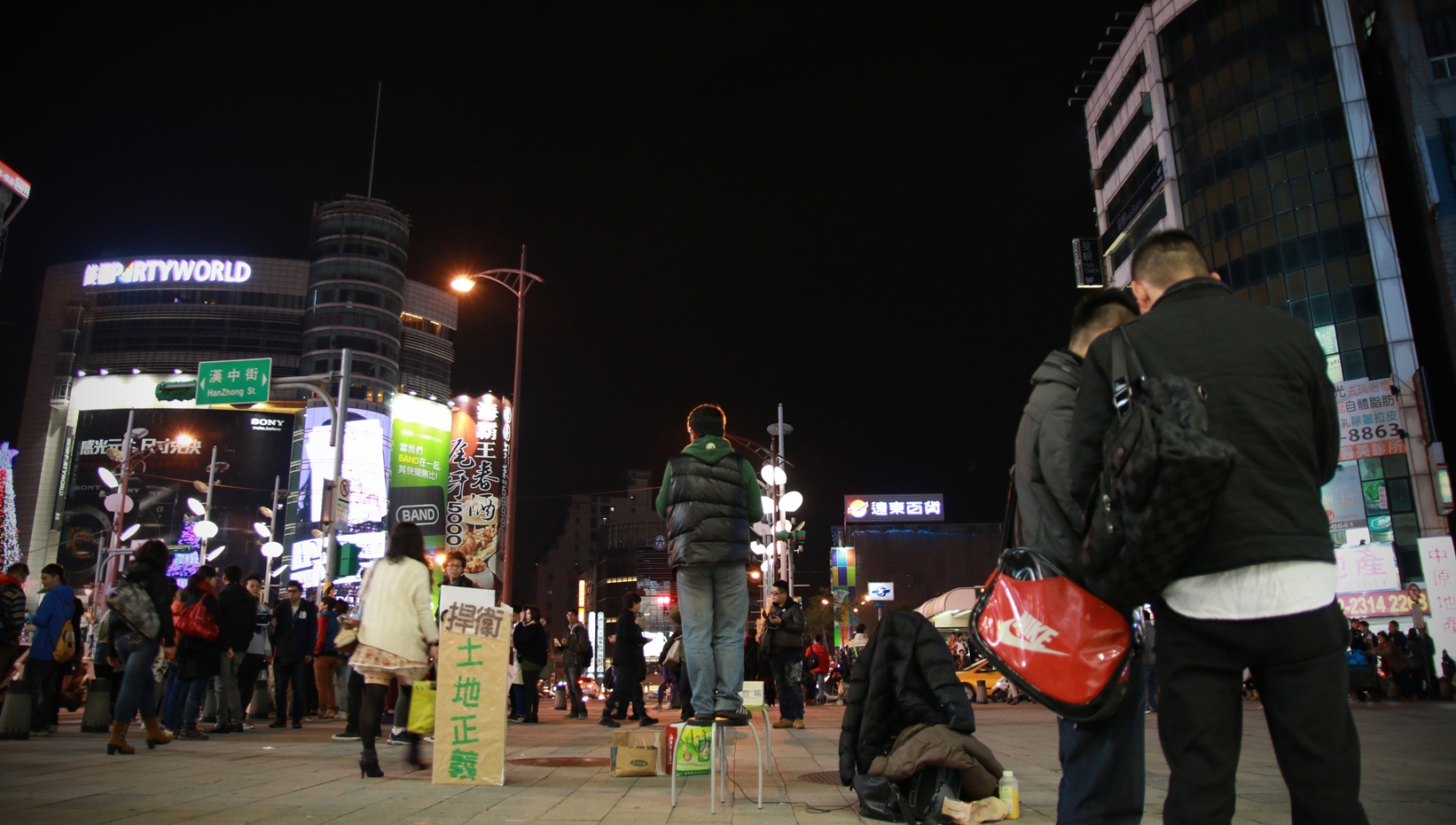 王鐘銘於2010年回到家鄉淡水參選市議員，自此便過著與過去截然不同的人生。