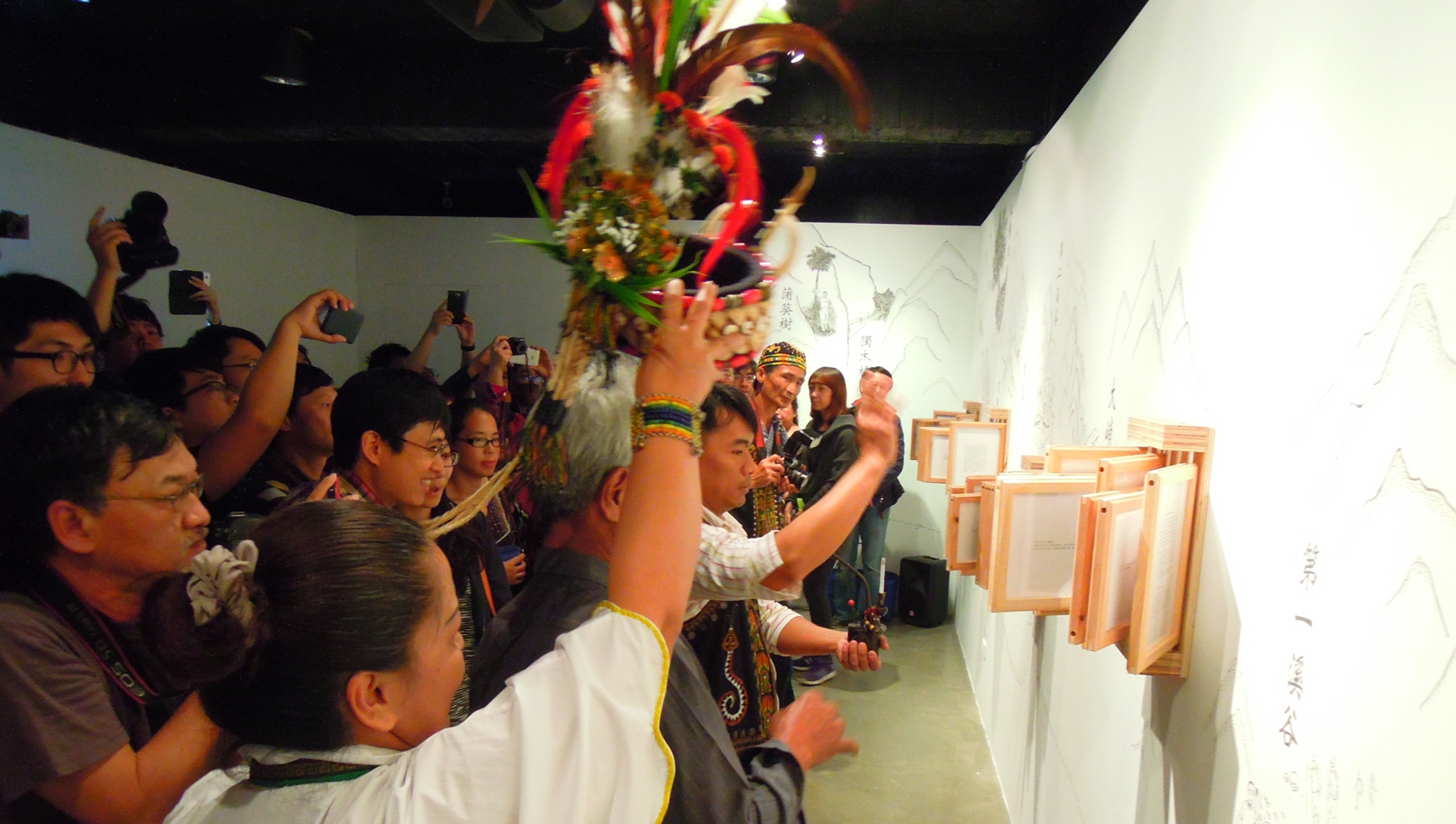 2015年2月28日《生命與靈魂，回家的路》 王有邦個展開幕現場。（海馬迴光畫館提供）