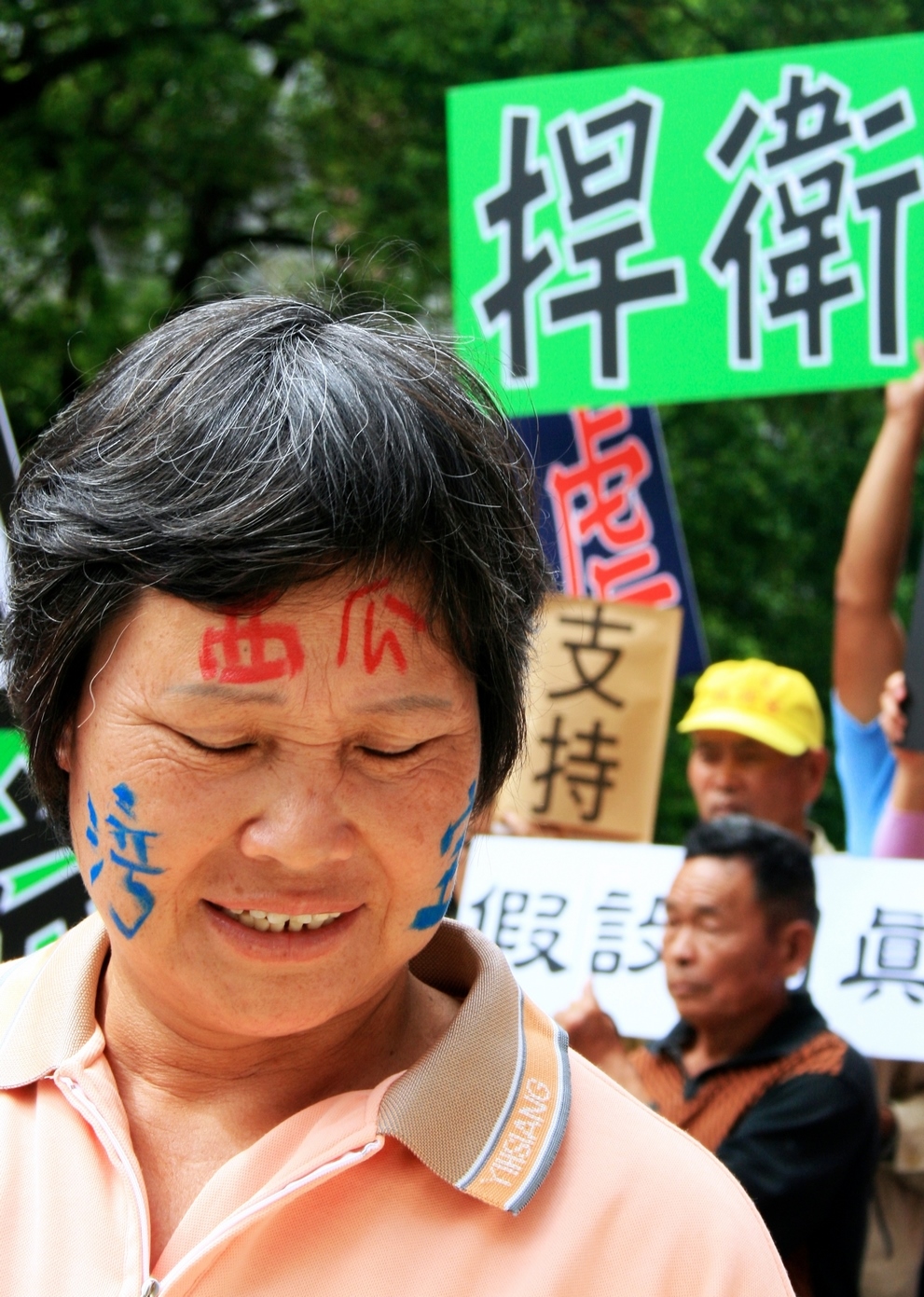 《黏土：灣寶，一段人與土地的簡史》書中核心主角洪箱。（攝影／胡慕情）