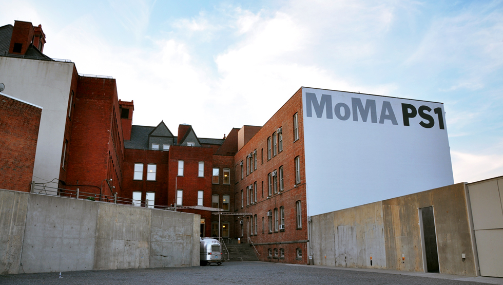 MOMA PS1 位於在紐約長島市，是美國歷時最悠久的非營利當代藝術機構之一。（註1）