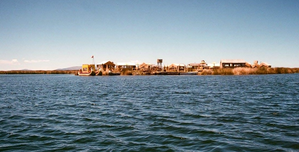 位於祕魯和波利維亞邊境的美洲豹頭之湖（LAKE TITICACA）為烏魯族人（ros）居所。