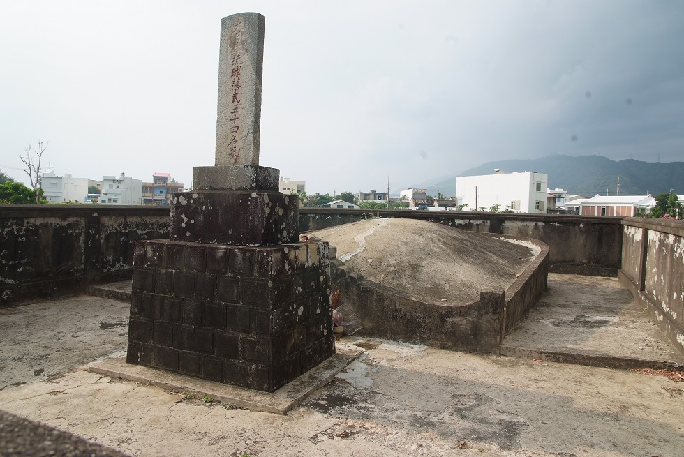 宮古島人衣冠塚（巴代提供）