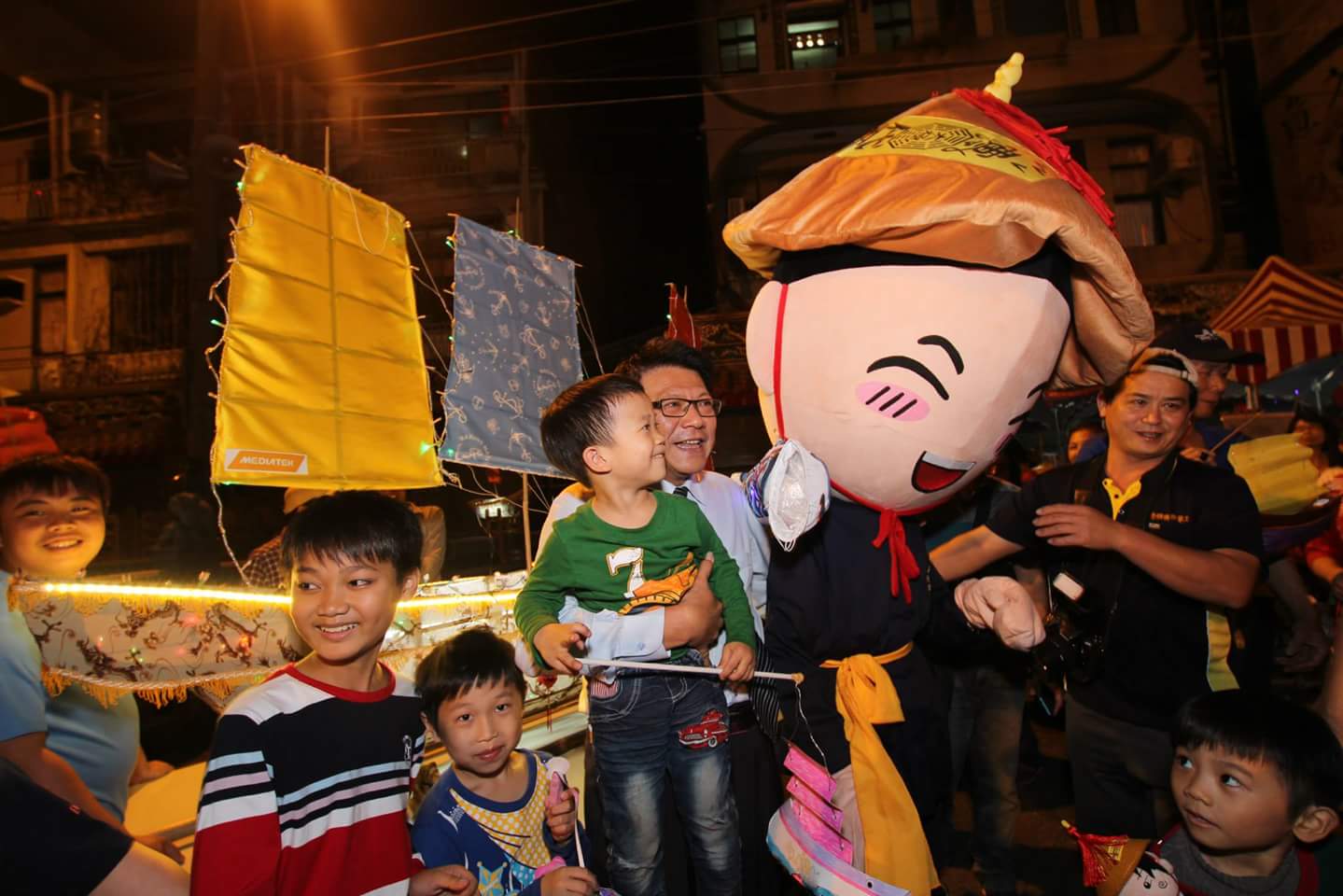 三年一次的東隆宮迎王平安祭，元宵節「王船花燈」出巡暖身，王船主燈由小朋友扛著遶境，從東隆宮廣場出發，遶境東港七角頭。屏東縣長潘孟安特地來到東隆宮，為王船造型花燈點燈。   