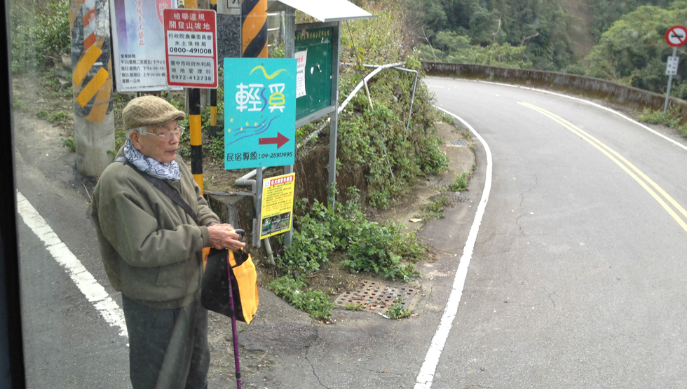 〈邱旭蓮達觀手記〉公車司機熟練又急速地穿越新社山城早晨的小徑裡，窗外隨季節變化的田野景色，一幕幕讓人捨不得闔上惺忪的眼⋯⋯偶時在快消失的轉彎處急忙抓下瞬間⋯⋯。（攝影／邱旭蓮）