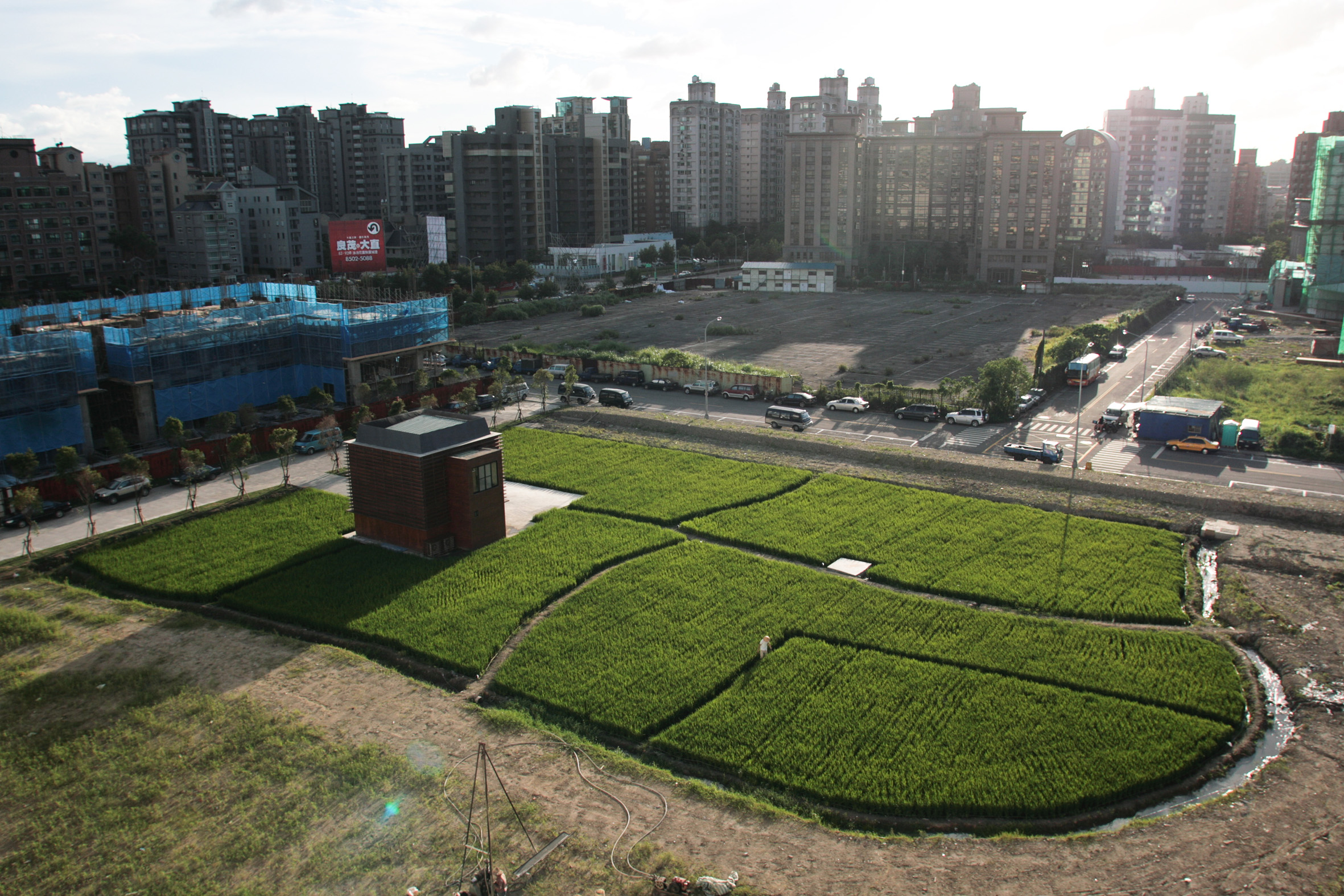 明日博物館：晴耕雨讀，林銓居行為—地景藝術展，2007。（胡氏藝術提供）