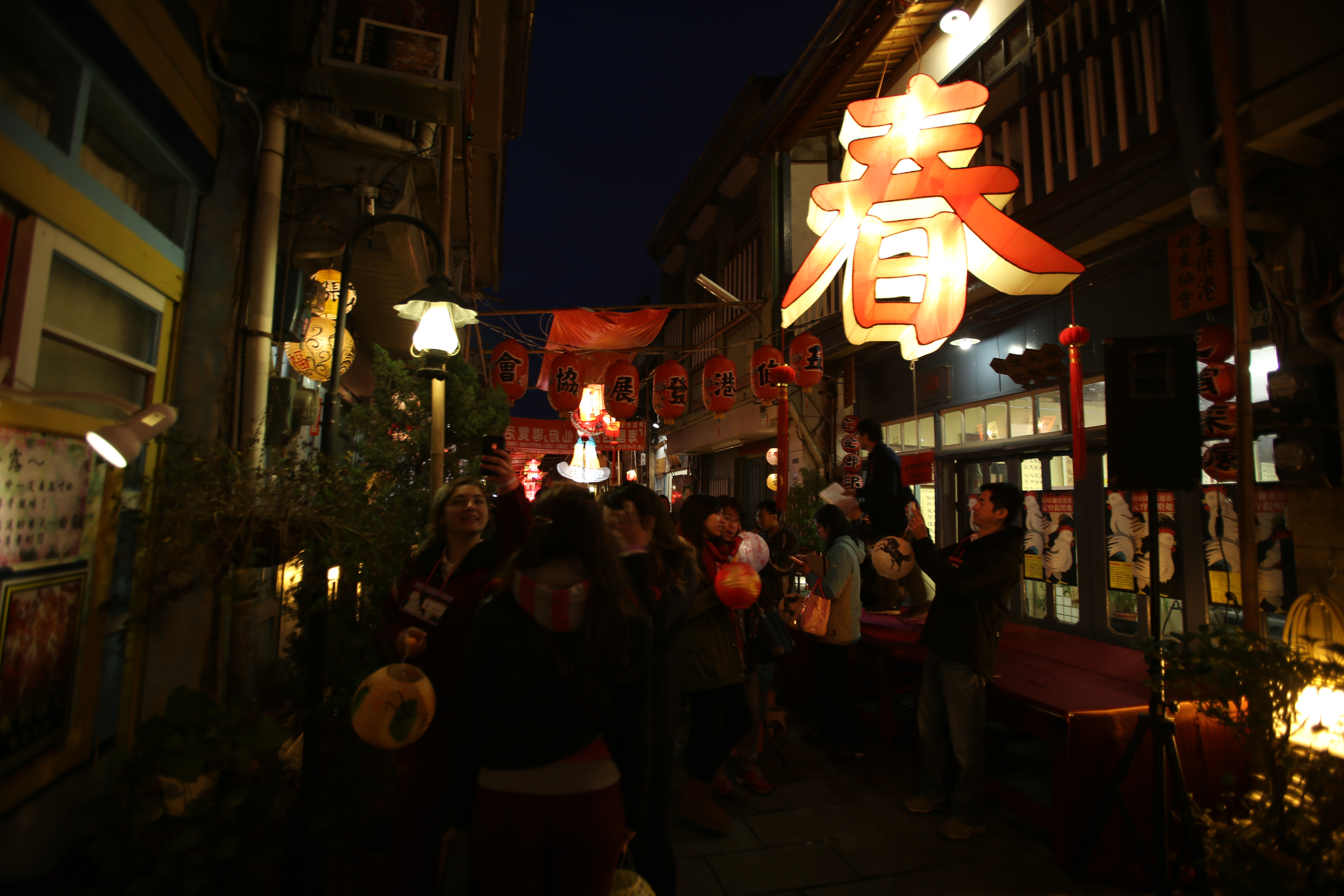 今年五條港的燈會活動，透過邀請中西區的傳統工藝家、神農街上新興藝術家，在門口懸掛彩繪燈籠。