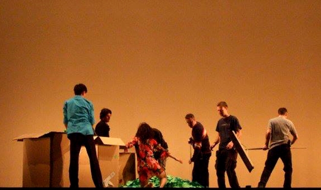 周書毅為林祐如研究所畢業製作編舞《1875》（2008），後來得獎並受邀至倫敦Sadlers' Wells Theatre演出。圖為林祐如與工作人員一同收草。