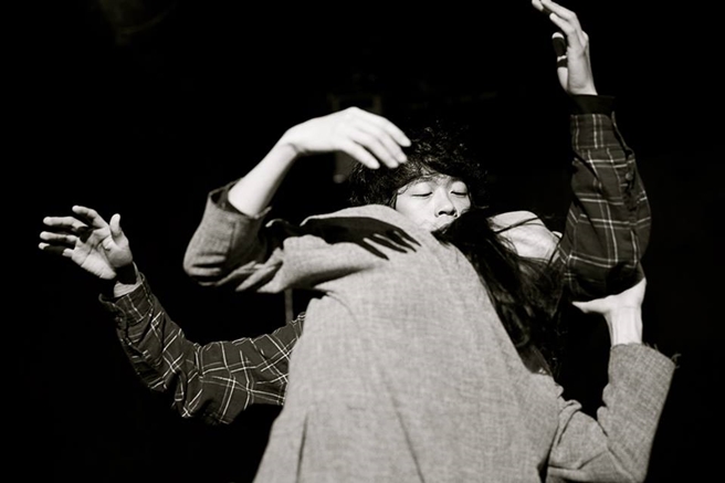 2012參與莎妹劇團演出徐堰鈴作品《別》第一次演戲。