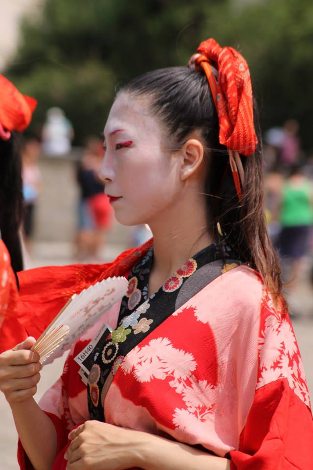 《真夏の忠臣蔵》亞維儂遊行表演：以遊女扮相體驗武士道。