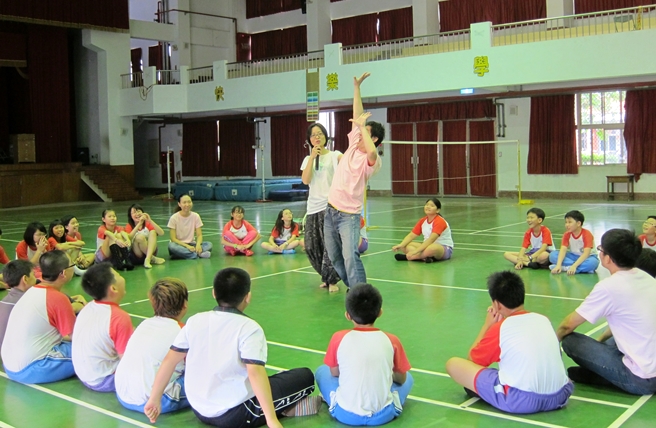 劇團帶領專業演員進入校園，運用聲音、遊戲等劇場技巧，協助老師創造力教學的工作。