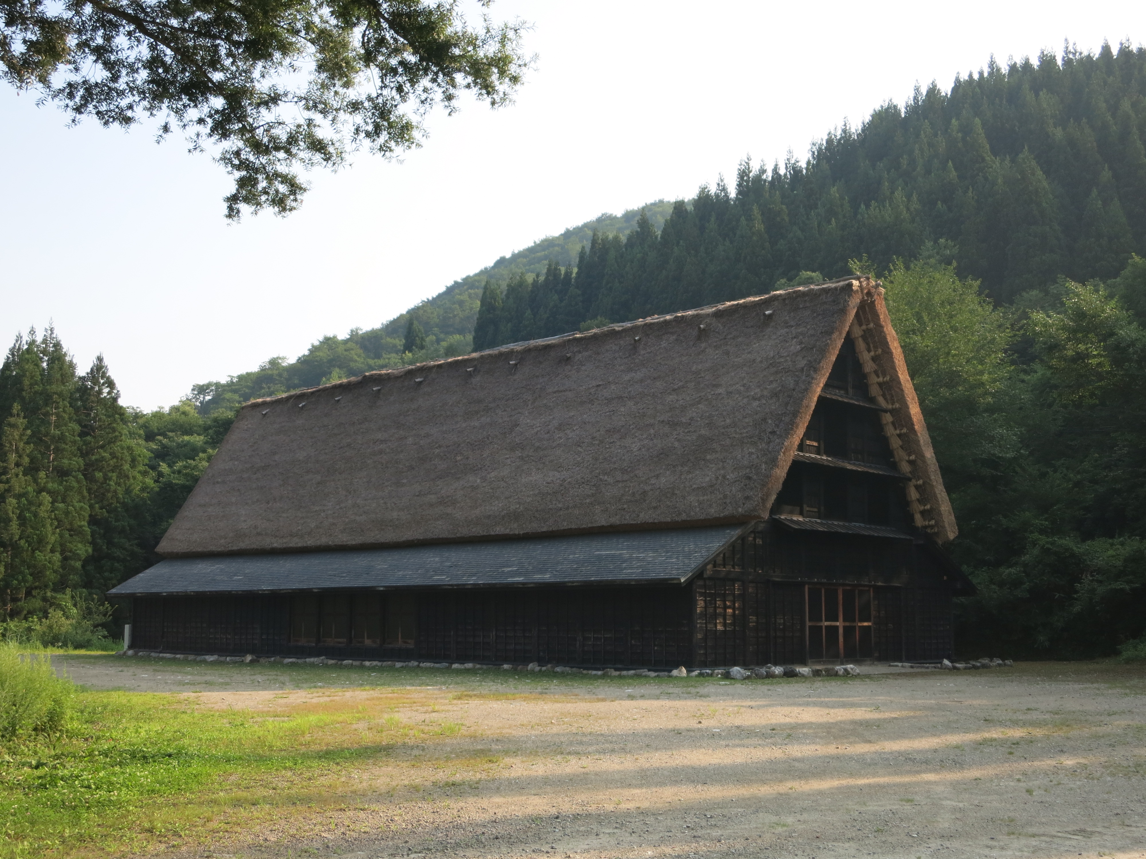 新利賀山房。鈴木忠志經過一番思索，租下地處偏遠的利賀「合掌文化村」的「合掌家屋」，作為未來戲劇發展的根據地。1982年7月，日本最早的世界戲劇節「利賀戲劇節」在利賀村正式開辦。