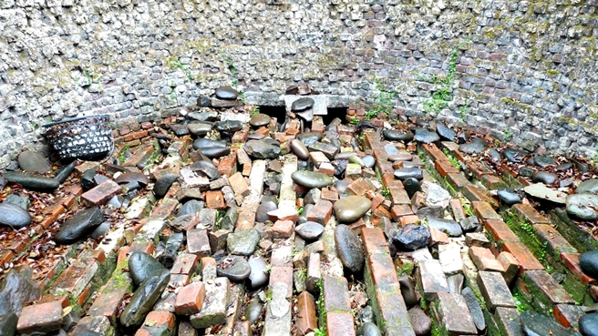 蚵灰窯文化館外的燒蚵窯遺跡。