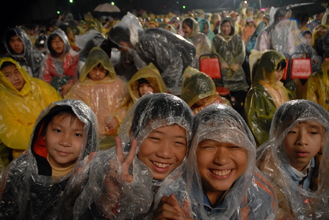 穿上雨衣！準備在雨中看戲的小朋友，仍是笑得非常開心。（紙風車劇團提供） 