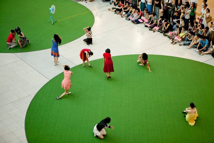 2011 年於板橋車站大廳的演出，拉開舞蹈旅行計劃的序幕。（攝影／陳又維）