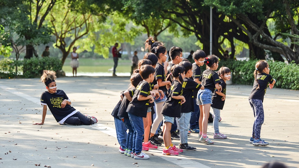 上方二圖：台南地區的兒童、青少年舞者一起參與《動物趴》演出。（攝影／陳十攝影工作室CHSG STUDIO）