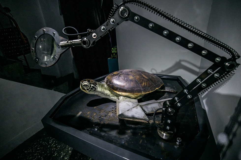 阿木司「後生物學實驗室」系列之《鋸齒綠蠵龜》，綠蠵龜的前肢演化成鋸齒金屬片。（水谷藝術提供，攝影／汪正翔）