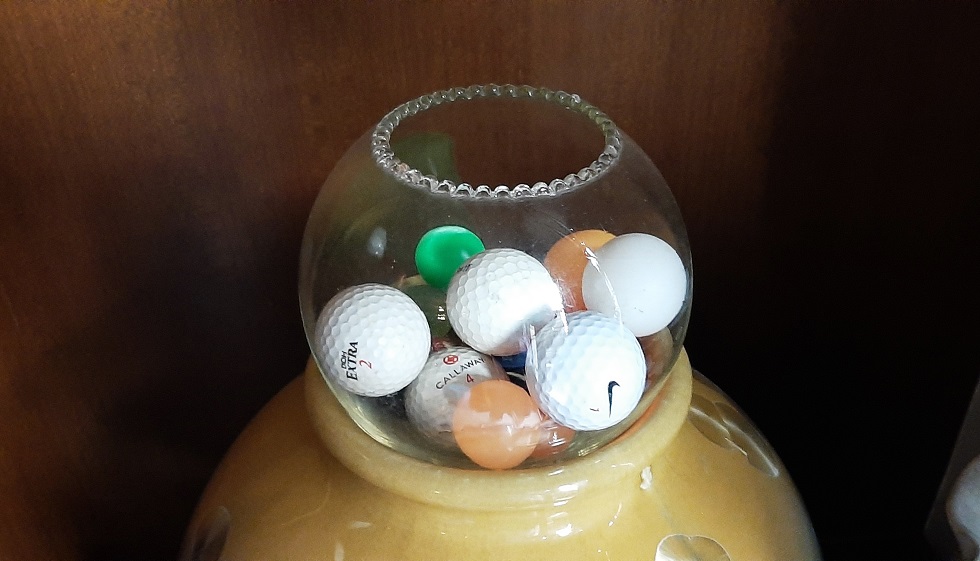 母親撿了很多球放進魚缸，像一件裝置作品。（李憶銖提供）