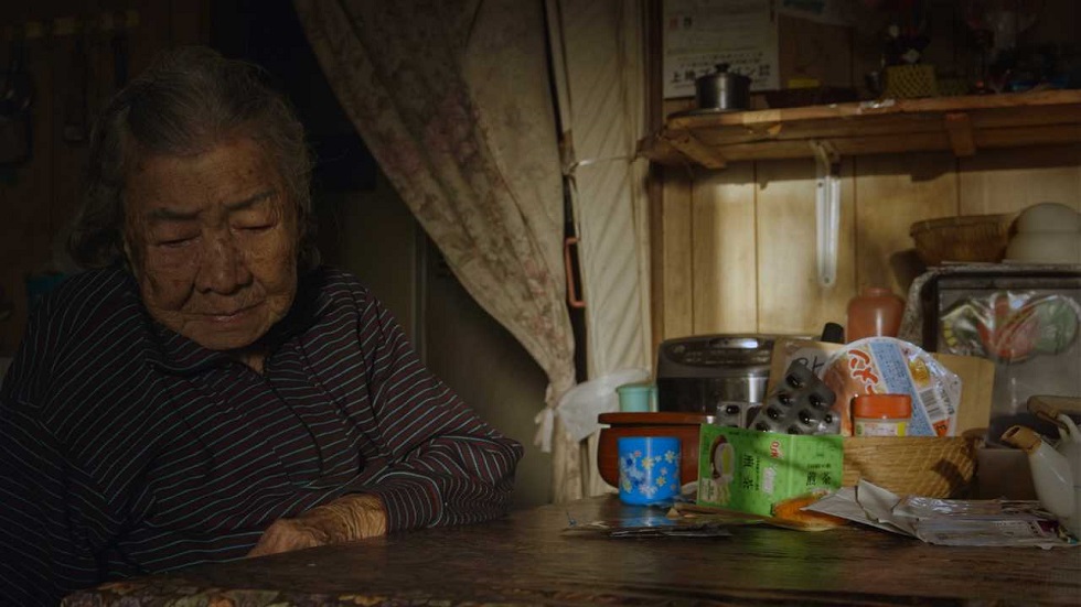 年逾90歲的橋間阿嬤，獨居島上守著充滿故事的家。