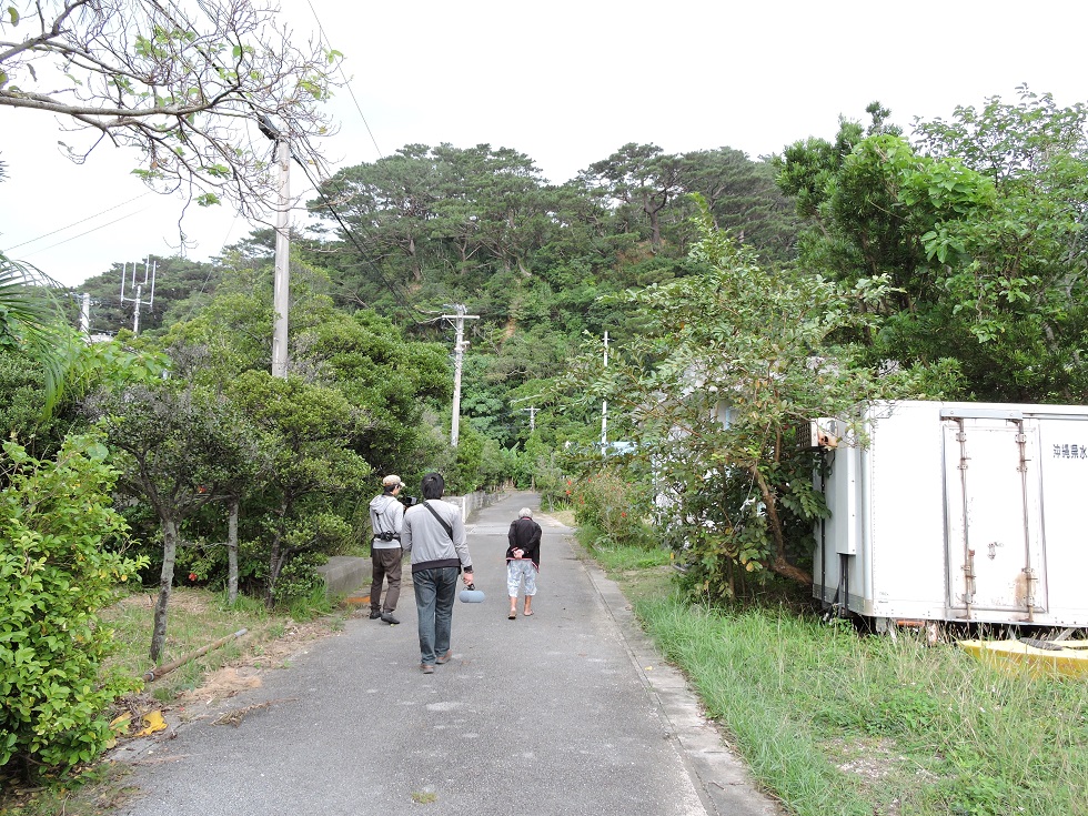 自2014年起開始拍攝橋間阿嬤，初期花了很多時間彼此瞭解，讓阿嬤習慣攝影機的存在。