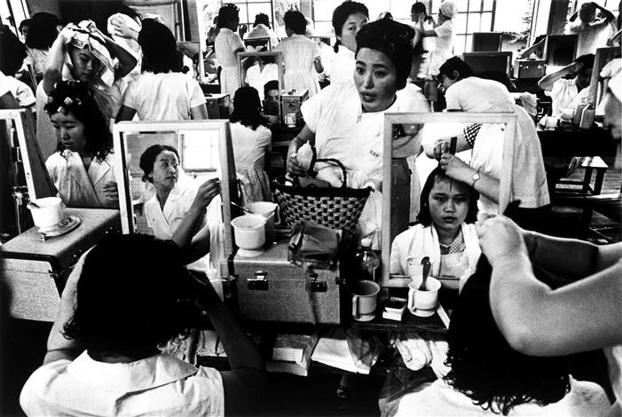 威廉．克萊因（William Klein），〈美髮學校，東京〉（Hairdressers’ School, Tokyo），1961。