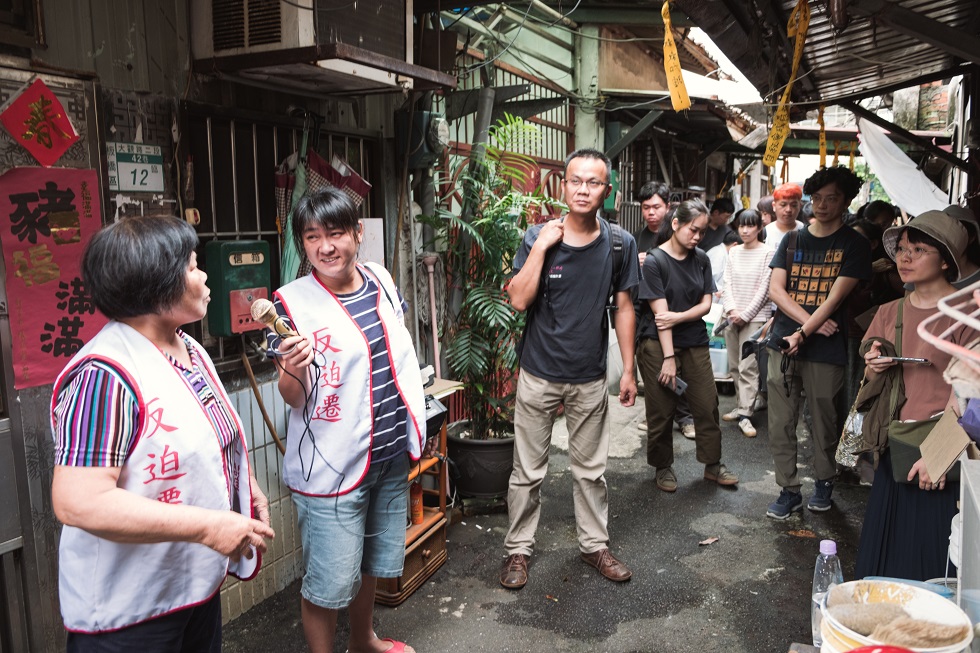 行動過程中，居民們慢慢知道怎麼和來到大觀的年輕人分享自己的處境與故事。圖為北藝大師生看展、參加社區導覽。2019年5月。