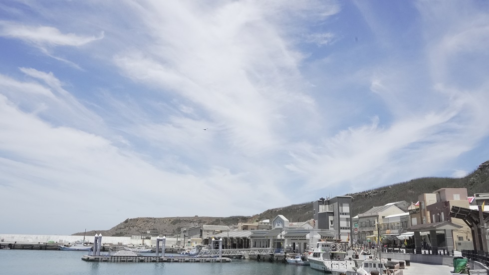 虎井島上最常見的風景視角，位於島嶼往來要道，通往碼頭的必經之路，而唯一的碼頭則是全島的物資來源。