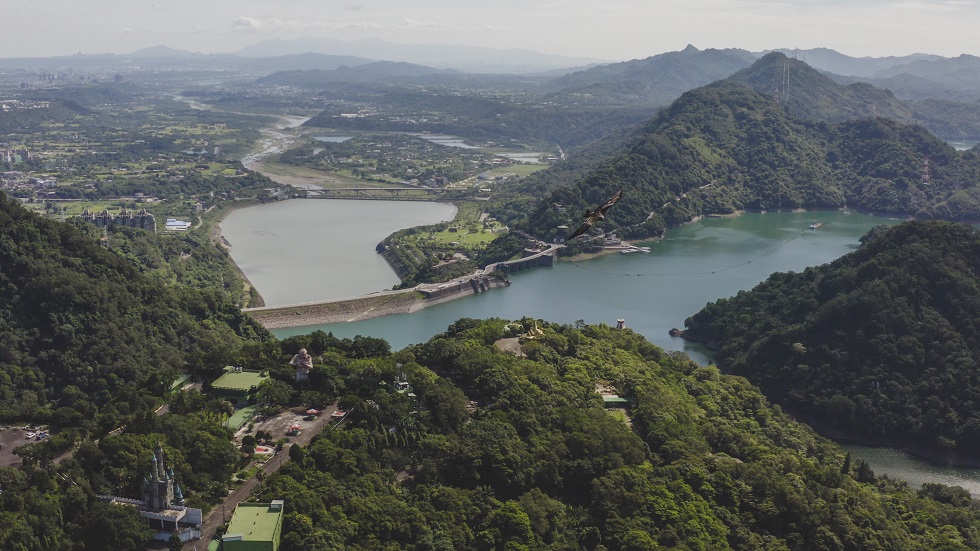 今日石門水庫附近因斷頭／襲奪作用形成的接近90度直角的河道迴彎（襲奪灣），2020。