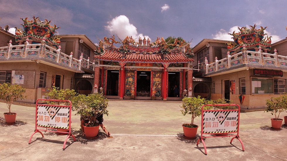 鳳山寺的廟埕前。