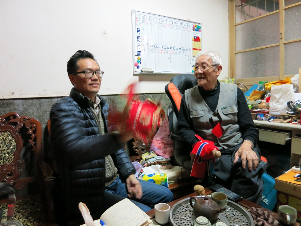 為寫就《空笑夢》，邱祖胤特別跟國寶級掌中戲大師陳錫煌學戲。書中「空手追風」、「靜觀出神」，即來自學戲時觀察師傅而歸納來的心法。