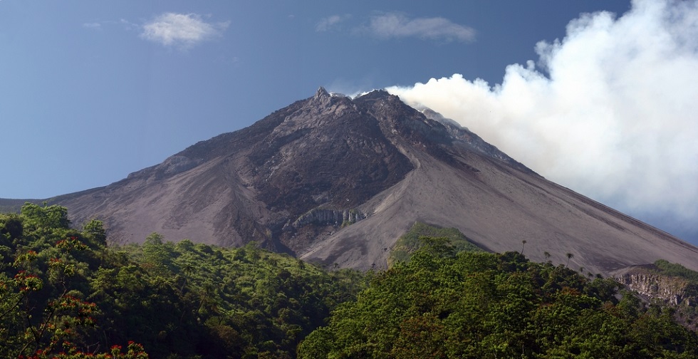 LIR的基地鄰近默拉皮火山，其策劃的「900mdpl」雙年展，期望用現地創作記錄下隨著火山活動不斷驟變的自然與文化景觀。（圖片來源／Wikimedia Commons）