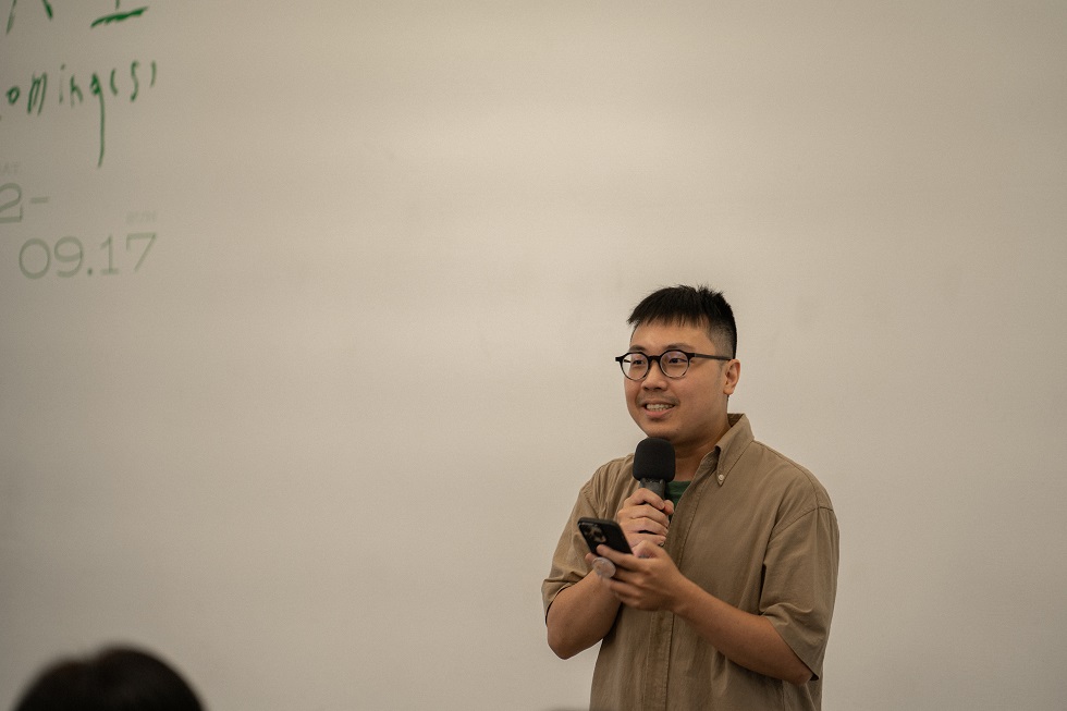 策展人林承緯（大緯）於「酷共生」展覽開幕現場。