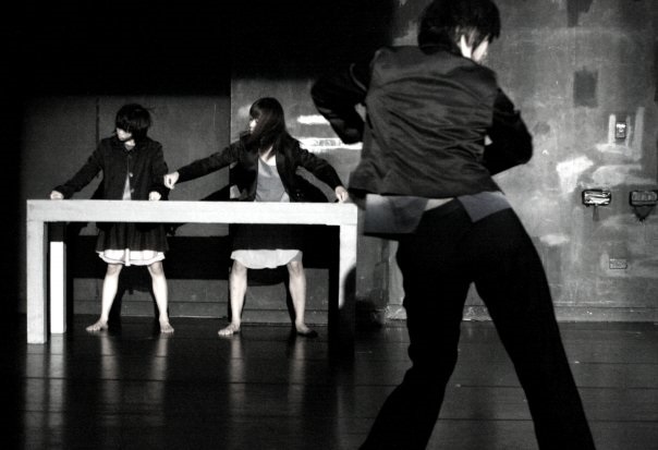 2008年應台北首督芭蕾舞團之邀編創的《囲》，探討個人在社會裡的存在與掙扎，獲台新藝術獎。（攝影／陳琪閔）