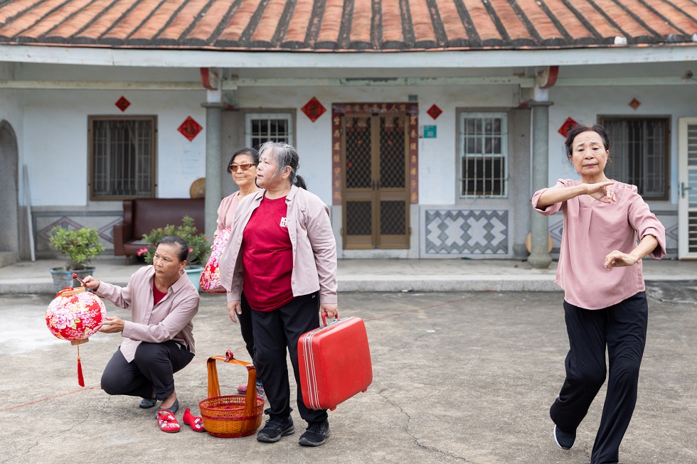 2023年的《舞到巷弄》，素人表演者在台南公親寮巷弄中呈現移動式演出。（攝影／KEN Photography王勛達）