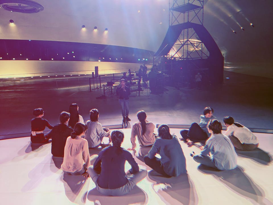 由素人表演者演出的《他們的故事》，獲2022年衛武營台灣舞蹈平台邀演，圖為彩排後的給筆記時間。（攝影／周書毅）