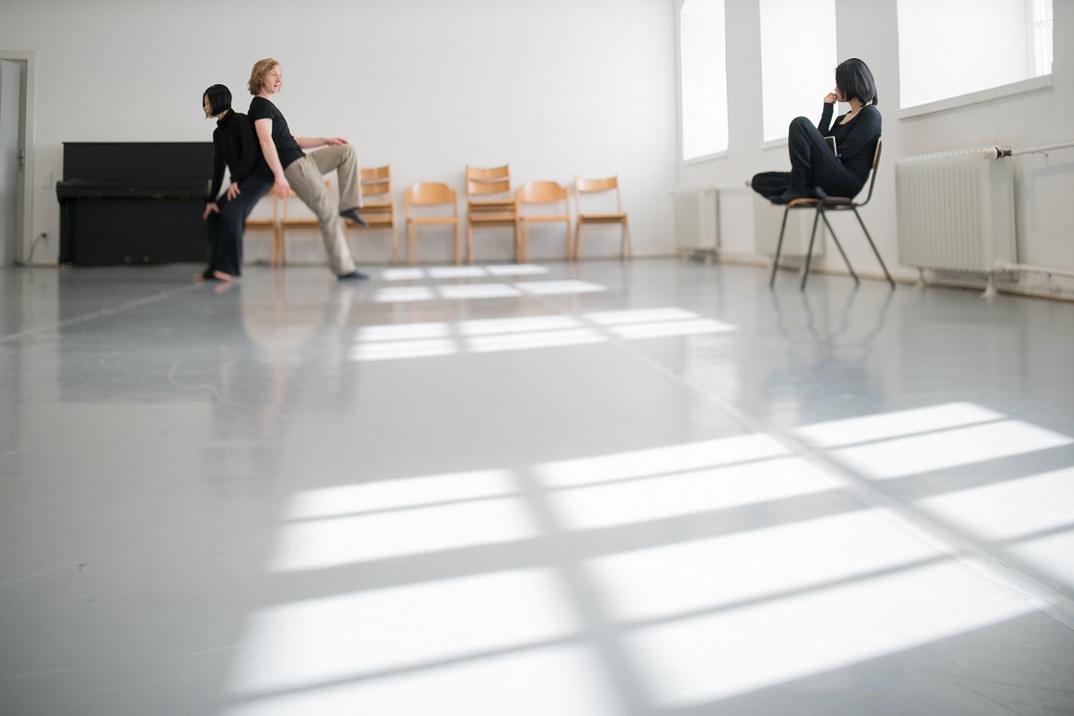 賴翠霜的創作期以舞蹈為社會發聲。圖為《Blackout 記憶出軌》排練，該作為台德文化交流創作，描摹失智症患者遭受的記憶侵蝕。（攝影／陳長志）