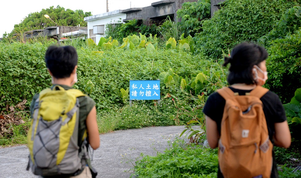 馬崗漫遊App是經長期田調轉譯的聲音文本、居民口述、情境式手機介面，使用者從「風」與「路」的視角認識漁村。漁人順著路上岸，漁村人口下滑，遊客進場。（攝影／何睦芸）