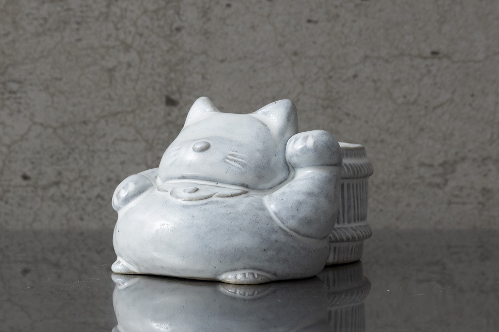 《貓型盆器》，美國土、瓷土、釉藥，11×16×9 cm，2023。（黃舜廷提供）