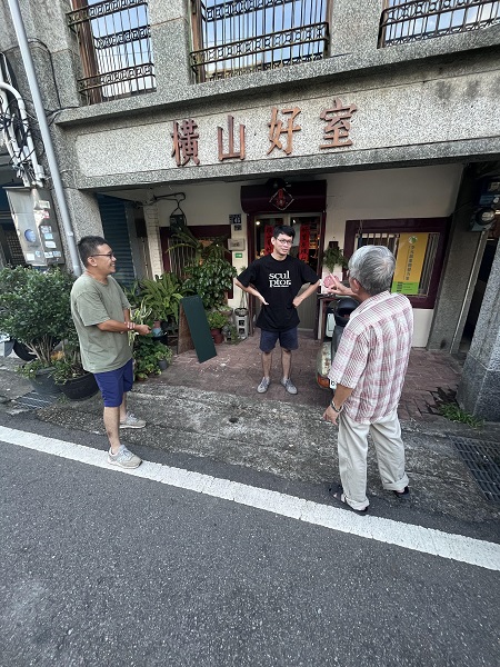 橫山好室不僅是藝術季的據點，也是地方創生的重要力量。左起為橫山好室負責人陳致中、藝術家許家禎、橫山社區發展協會前理事長陳重益。（攝影／劉致宏）