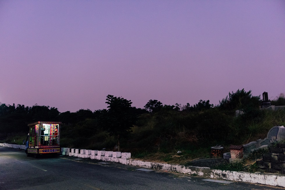 花車與女郎如夢境般現身，伴隨旅客在墓地裡逡巡，故事隨著身體的入「境」逐漸浮現。耳邊風工作室，《夜山》。