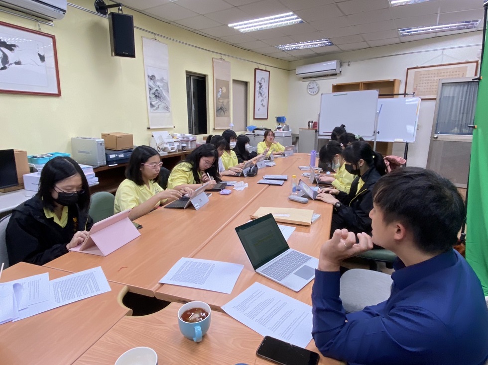 景美女中邀請身兼精神科醫生與作家的阿布入校演講，期能為學生打開關於文學與生命議題的更多思考。（攝影／王慈憶）