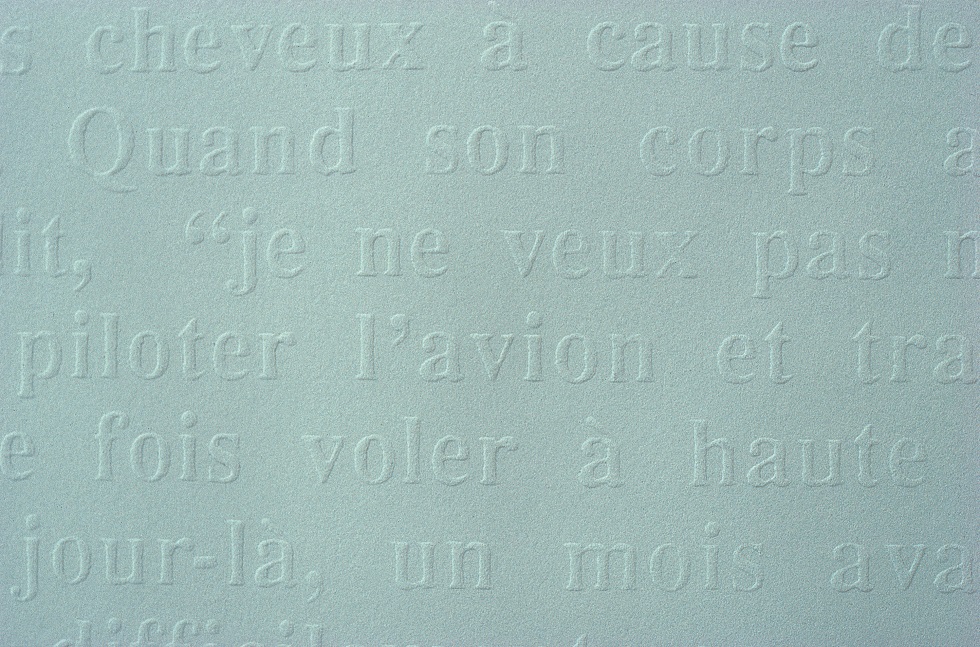 《他的故事》，凸版畫，44.5×43.5 cm。這是楊純鑾由曾經照顧過的罹癌年輕飛官所發想的作品，版畫上的詩是以「他是否從未哭過？」為開頭，詩的結尾，他離世了，「他從未哭過」。