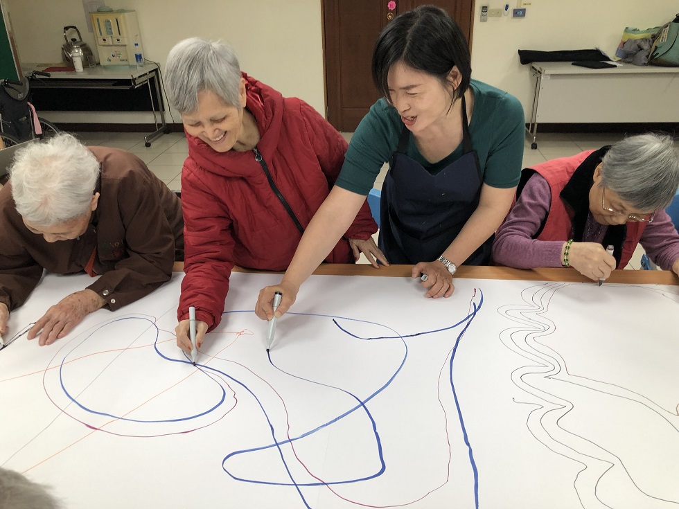 楊純鑾於「此刻．我在」共融藝術計畫中，帶領失智長輩們透過創作自我表達。